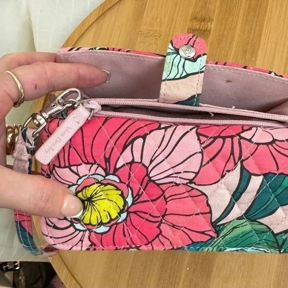 VERA BRADLEY RFID WALLET  VINTAGE FLORAL Pink  Smartphone Wrislet  Zip-Around - Picture 2 of 5